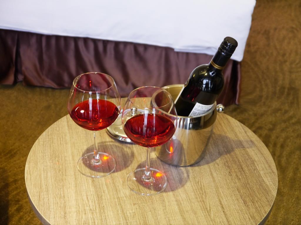 Look Royal Resort Chiayi City Luaran gambar A bottle of wine in a wine bucket